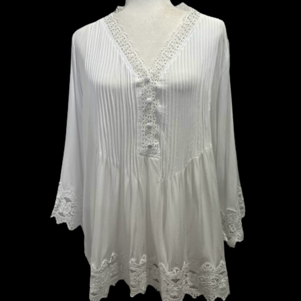 CHELSEA & THEODORE WHITE PINTUCK
BLOUSE EMBROIDERED LACE V-NECK TUNIC
SIZE 1X